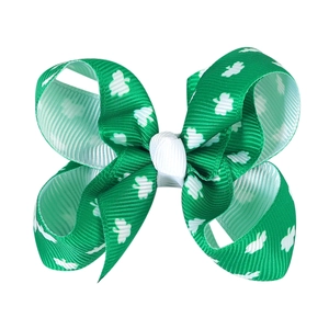 Détail du nœud papillon vert avec motif de trèfle pour la Saint-Patrick