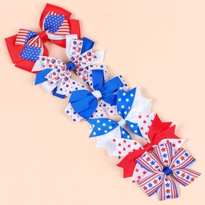 Dettaglio di sei fermagli a fiocco in gros-grain con motivi della bandiera USA tricolore