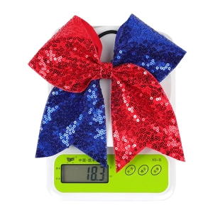 Détail d'un nœud papillon à paillettes rouge et bleu pesant 18,3 g sur balance