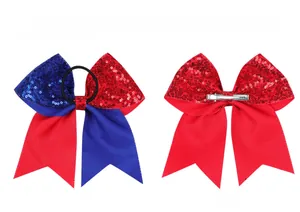 Détail de nœuds papillon à paillettes rouges et bleues avec élastique et pince en métal