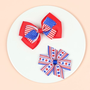 Dettaglio di fiocchi per capelli patriottici per bambine con stelle e strisce colorate