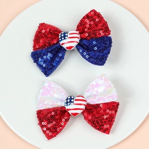 Détail de nœuds à paillettes rouge blanc bleu avec cœur drapeau américain