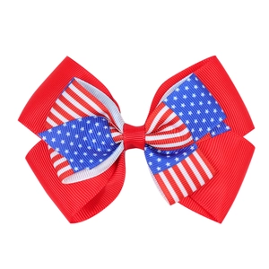 Dettaglio di un fermaglio per capelli a fiocco multistrato con bandiera americana