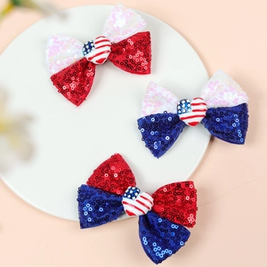 Détail de trois barrettes à sequins avec motif de cœur drapeau américain festif