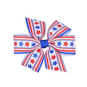 Dettaglio del fiocco per capelli con bandiera americana rossa bianca e blu con stelle