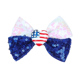 Détail d'un nœud papillon à paillettes patriotiques avec cœur drapeau pour filles
