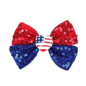 Détail macro du nœud à paillettes rouge et bleu avec centre en cœur drapeau américain