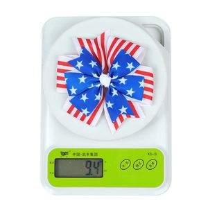 Détail d'un nœud papillon drapeau américain de 9,4g sur une balance blanche