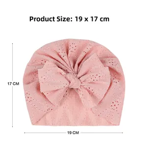 Bonnet turban rose pour bébé en dentelle avec nœud, dimensions du produit 19cm x 17cm