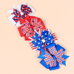 Détail de quatre pinces à cheveux avec nœuds de fête nationale américaine et drapeaux