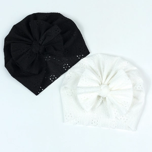 Détail de la texture ajourée respirante et du grand nœud sur les turbans bébé