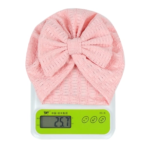 Détail d'un bonnet turban rose pour nouveau-né avec texture gaufrée pesant 25,7g