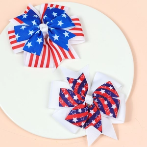 Détail de pinces à cheveux à nœuds patriotiques avec étoiles et rayures US