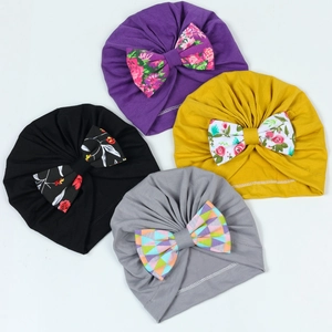 Lot de quatre bonnets turbans en coton pour bébé avec de grands nœuds à motifs floraux
