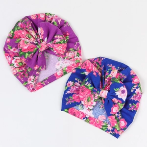 Detail von Baby-Turban-Mützen mit Blumenmuster und Schleifen in Lila und Blau