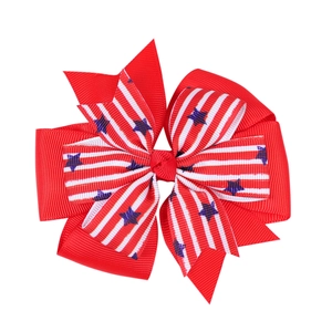 Vue détaillée du nœud en ruban aux couleurs du drapeau américain rouge blanc et bleu
