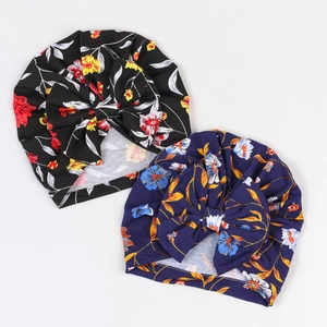 Detailansicht der Baby-Turban-Mützen mit Blumenmuster und großen Schleifen aus Baumwolle