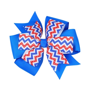 Détail d'un nœud papillon multicouche en ruban gros-grain à motifs d'étoiles