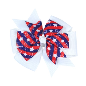 Détail d'un nœud papillon fait main avec motif drapeau américain en ruban gros-grain texturé