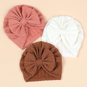 Bonnets nouveau-né en maille gaufrée avec nœud en corail, blanc et marron café