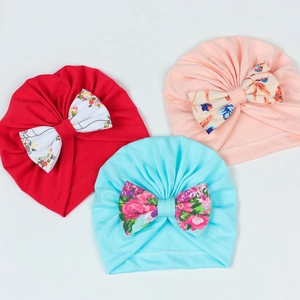 Bonnets turbans pour bébé avec grands nœuds floraux en rouge, rose et bleu ciel