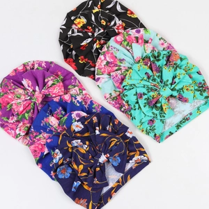 Set mit floralen Baby-Donut-Mützen und großen Schleifen in sechs verschiedenen Farben