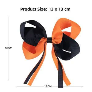 Détail d'un nœud papillon Halloween de 13cm orange et noir avec rubans et texture côtelée