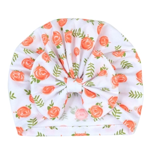 Detail einer floralen Baby-Turban-Mütze mit großer Schleife und weichem Rosendruck