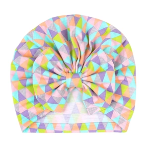 Detailaufnahme von Baby Turban mit geometrischem Muster und großer Schleife aus Baumwolle