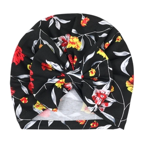 Detailaufnahme der Baby-Turbanmütze mit großer Schleife und tropischem Blumenmuster