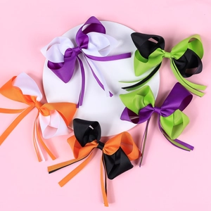 Détail de cinq nœuds papillon d'Halloween en ruban gros-grain sur une assiette blanche