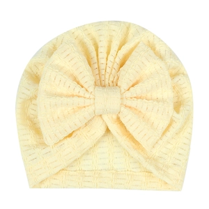 Bonnet turban jaune clair pour nouveau-né avec grand nœud et texture gaufrée douce