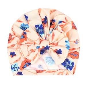 Detailansicht Baby-Turbanmütze mit Blumenmuster und großer Schleife aus Strick