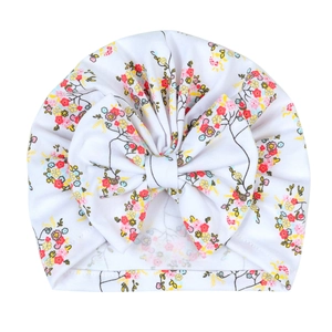 Detailansicht der Baby-Blumen-Turbanmütze mit großer Schleife und weichem Baumwollstoff