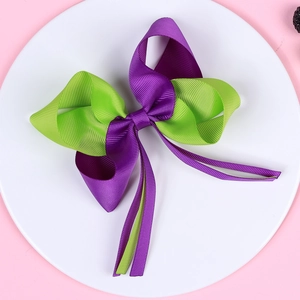 Détail d'un nœud en ruban gros-grain violet et vert avec rubans pour filles