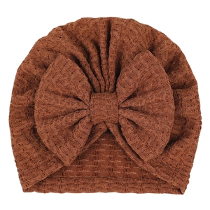 Bonnet turban marron pour bébé avec un grand nœud et une texture en tricot gaufré