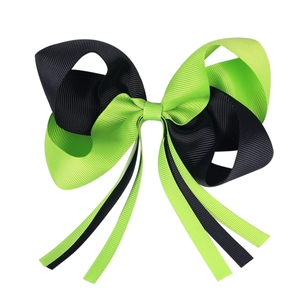 Détail d'un nœud papillon Halloween en ruban gros-grain noir et vert fluo multicouche
