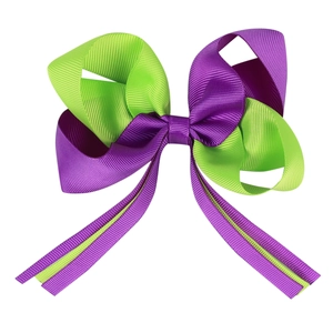 Détail d'une pince à cheveux à nœud en ruban gros-grain vert et violet à longs rubans