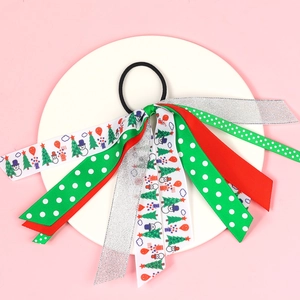 Détail de chouchou de Noël avec rubans colorés et motifs de fête pour filles