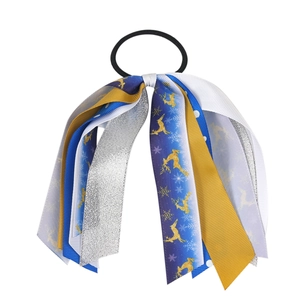 Détail du chouchou de Noël avec rubans colorés, motifs de rennes et flocons de neige