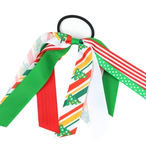 Détail d'élastique de Noël avec rubans Père Noël et motifs rayés festifs colorés