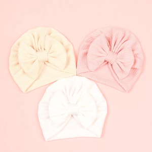 Ensemble de 3 bonnets en maille pour bébé avec nœud en beige, rose et blanc doux