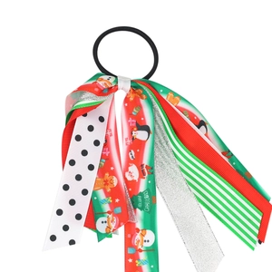 Détail de l'élastique à cheveux avec rubans de Noël multicouches aux motifs du Père Noël