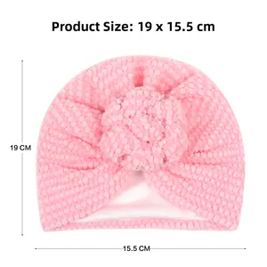 Spécifications de taille pour bonnet de bébé en tricot rose avec une grande fleur
