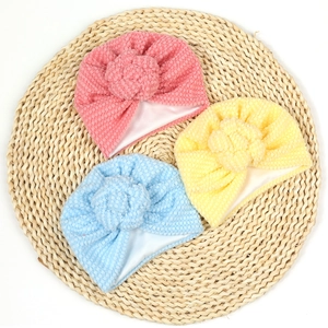 Détail de trois turbans pour bébé avec texture popcorn et doublure en satin