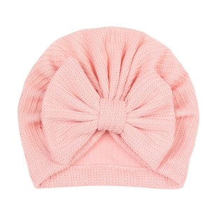Bonnet turban en tricot rose pour bébé avec grand nœud et texture côtelée pour nouveau-né