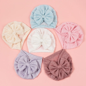 Lot de six bonnets tricotés pour bébé avec nœuds, aux couleurs pastel douces et variées