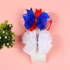 Vue détaillée de barrettes à nœuds en dentelle multicouche aux couleurs rouge, bleu et blanc