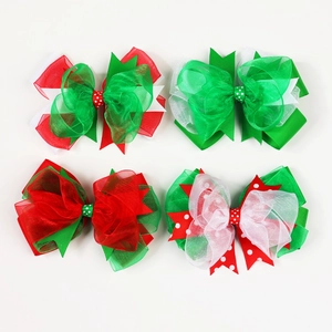 Dettaglio di set da 4 fermagli per capelli con fiocchi in pizzo rosso e verde