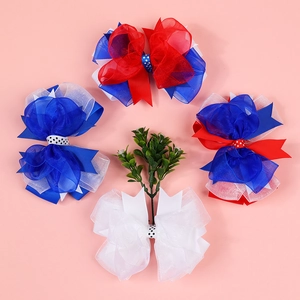 Détail de nœuds à cheveux multicouches en dentelle et gros-grain pour la fête nationale